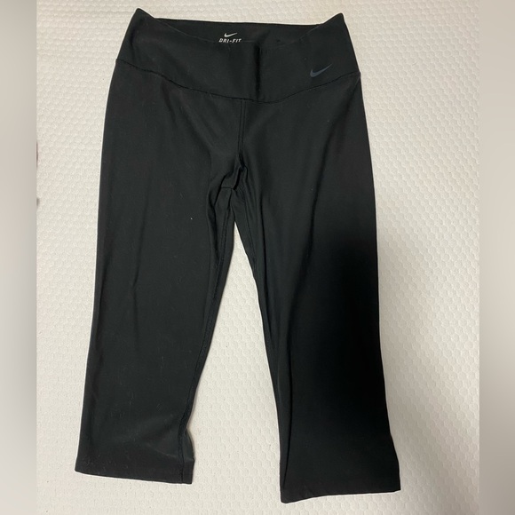 Nike Dri-Fit Capri Leggings Woman’s Size Medium - Picture 3 of 3